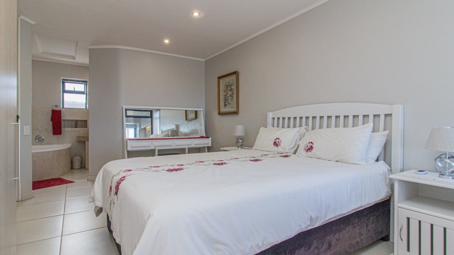 4 Bedroom Property for Sale in Perlemoenbaai Western Cape